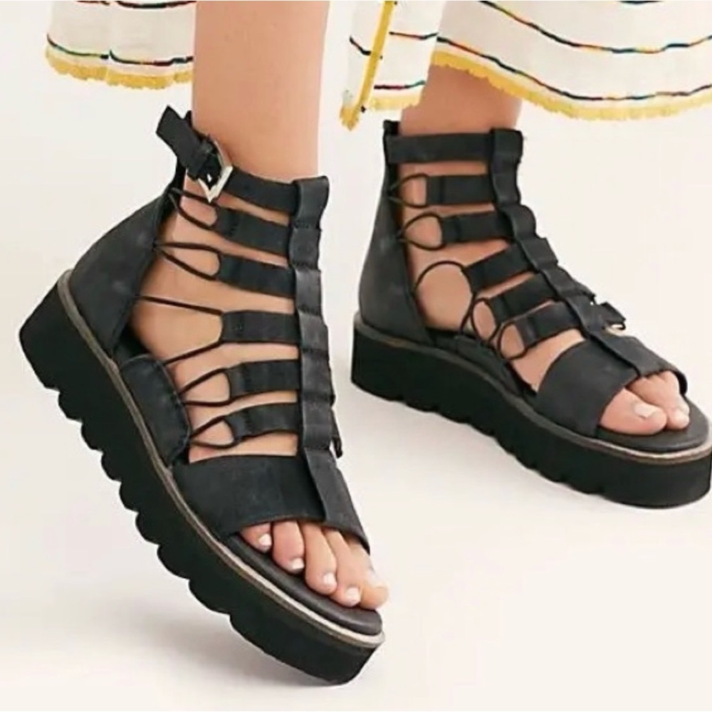 Free People Sunrise Flatform Gladiator Sandal in black Size 38